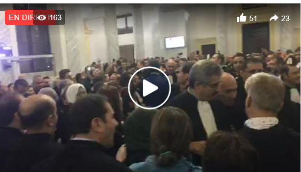 Rassemblement des avocats dans l’enceinte du tribunal de Sidi M’hamed:  « Libérez les otages, libérez! »