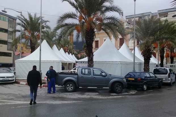 Des tentes sont érigées sur la place de l’ex-mairie de Tizi Ouzou : Une foire pour empêcher le rassemblement de soutien aux détenus