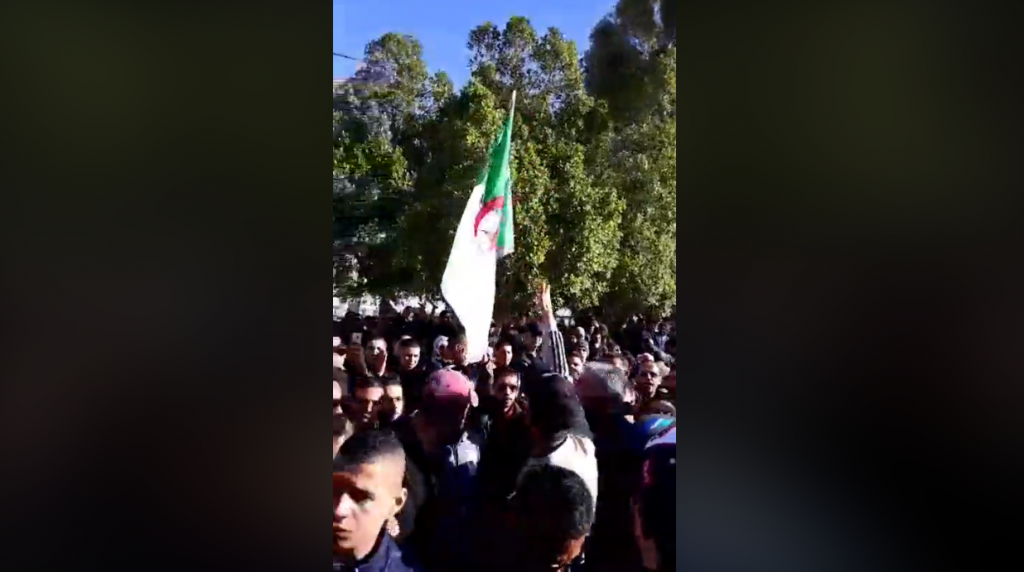 Vidéo : rassemblement devant le tribunal de Biskra pour demander la libération des manifestants arrêtés jeudi