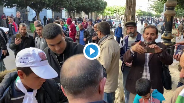 41e vendredi : Un citoyen distribue des gâteaux orientaux aux manifestants