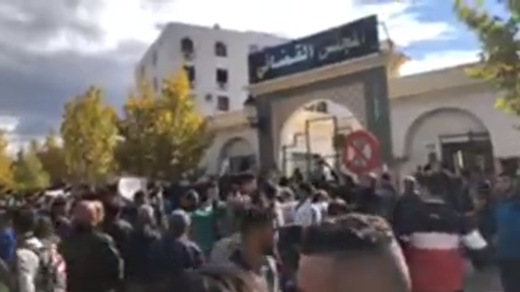 Vidéo : les manifestants devant la cour de justice de Bouira en ce 37ème mardi du Hirak