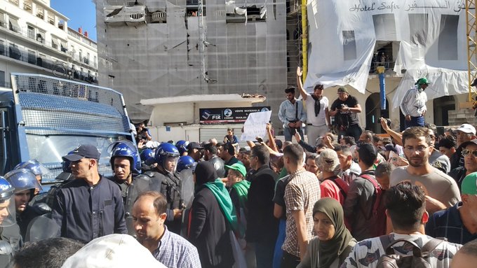Vidéo – 37ème mardi du hirak à Alger : des manifestants se dirigent vers le Parlement, la police tente de les repousser avec force