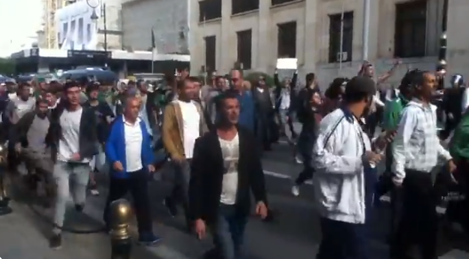 Vidéo – 37ème mardi du Hirak à Alger : les manifestants arrivent devant l’APN