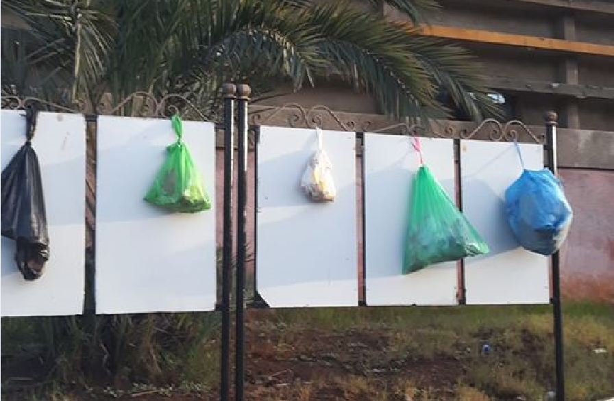 Protestation contre la présidentielle à Constantine: Des sacs-poubelles sur les panneaux d’affichage