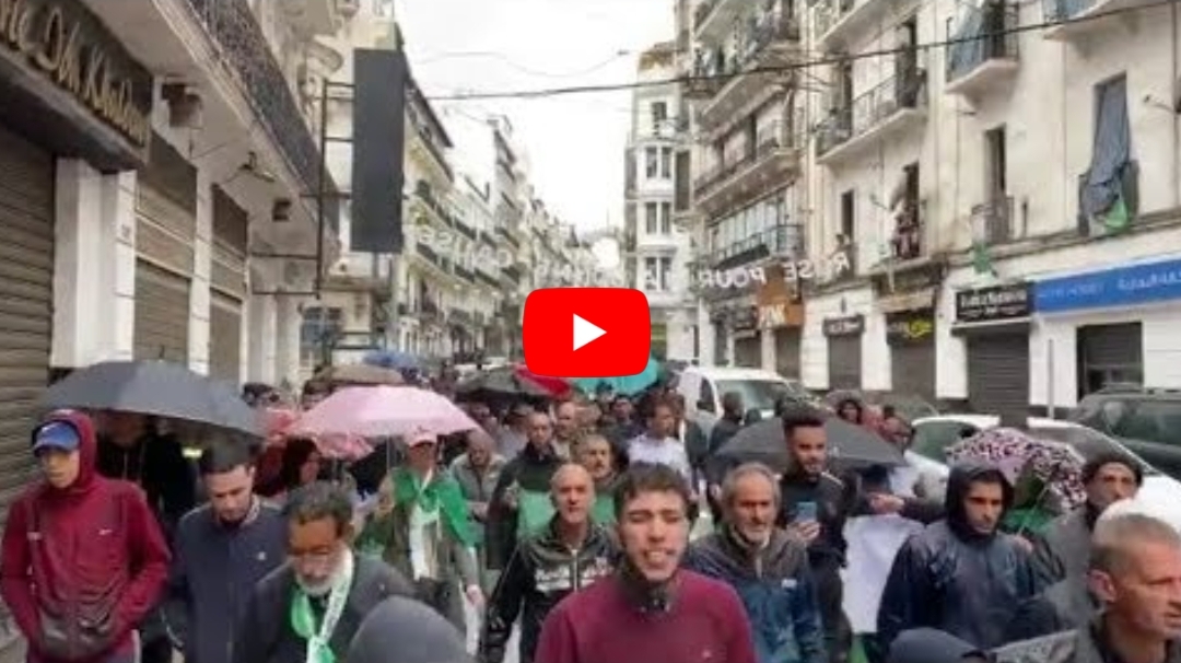 Un groupe de manifestants est déjà dans la rue malgré la pluie