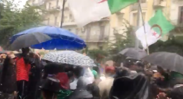 Vidéo : un 39ème vendredi du Hirak sous la grêle à Alger