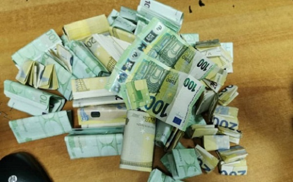 Aéroport d’Alger: saisie de 107.000 euros dissimulés dans des chaussures
