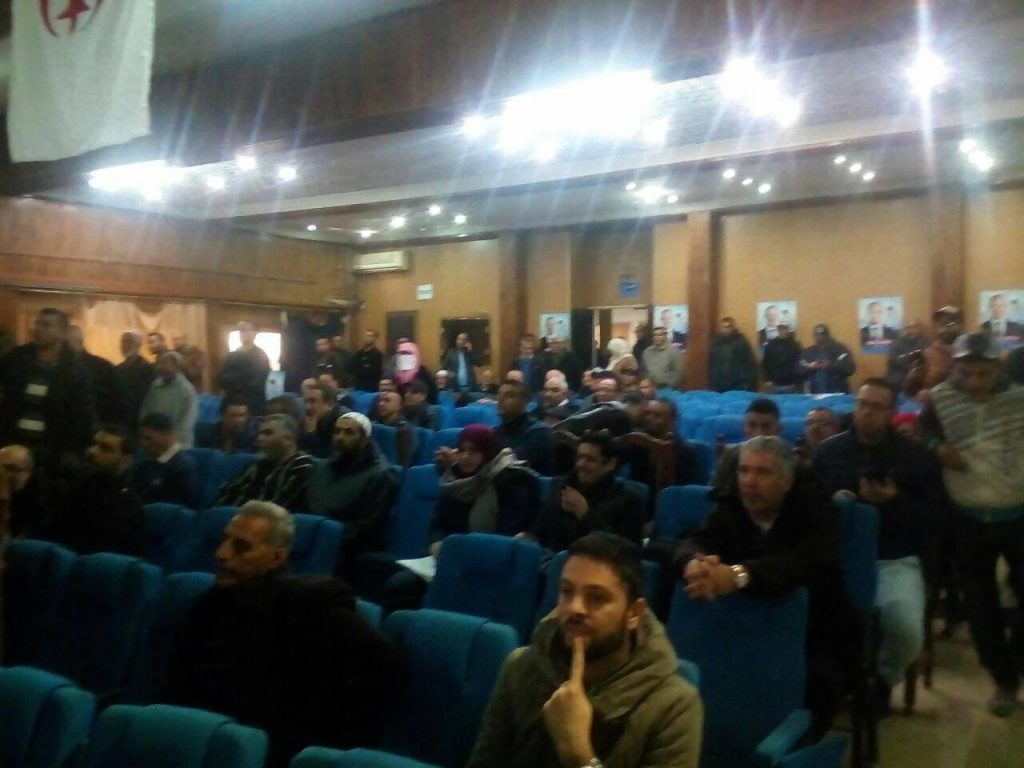 Relizane: sans soutien populaire, Bengrina anime un meeting devant son staff et des journalistes