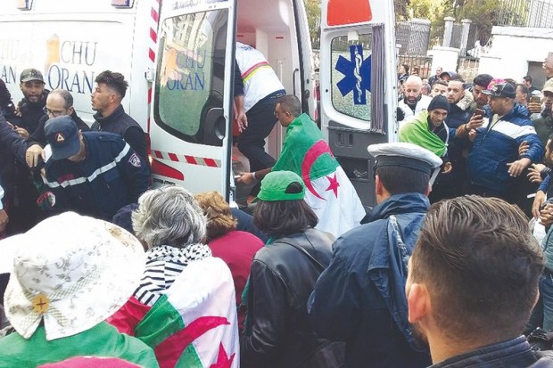 #hirak_oran_fourgon_foule
