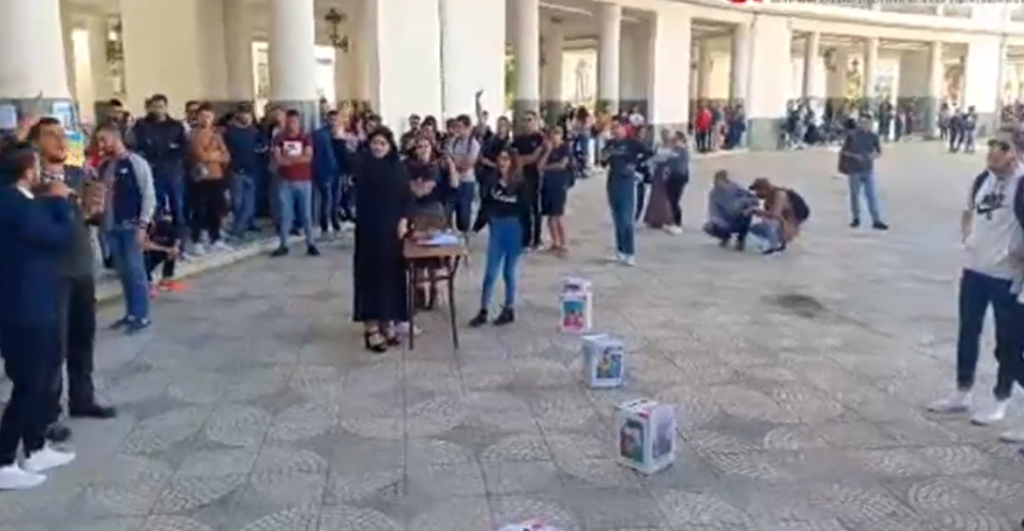 Vidéo : rassemblement en soutien aux détenus d&rsquo;opinion et politiques à l&rsquo;université de Béjaïa