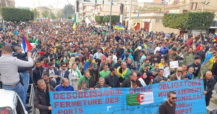 42e vendredi | Une immense foule investit la rue à Béjaïa