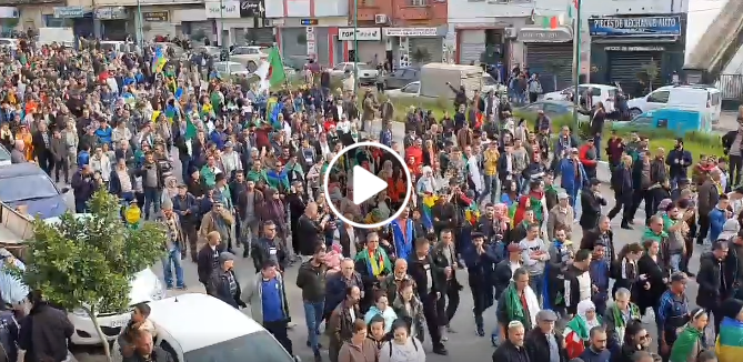 Marée humaine à Tizi Ouzou pour le 42e vendredi