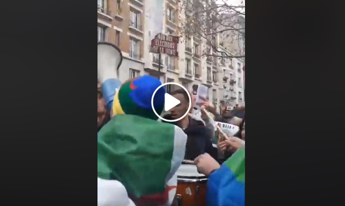 Rassemblement anti-élection des algériens devant le bureau de vote à Paris