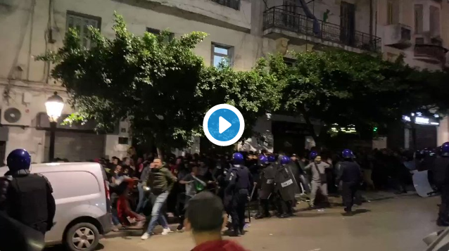 Des manifestants violemment matraqués par des policiers à Alger
