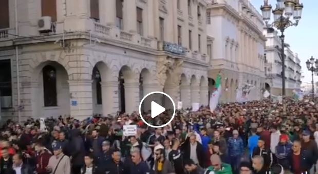 ? Vidéo | Un tsunami humain afflue sur la grande poste