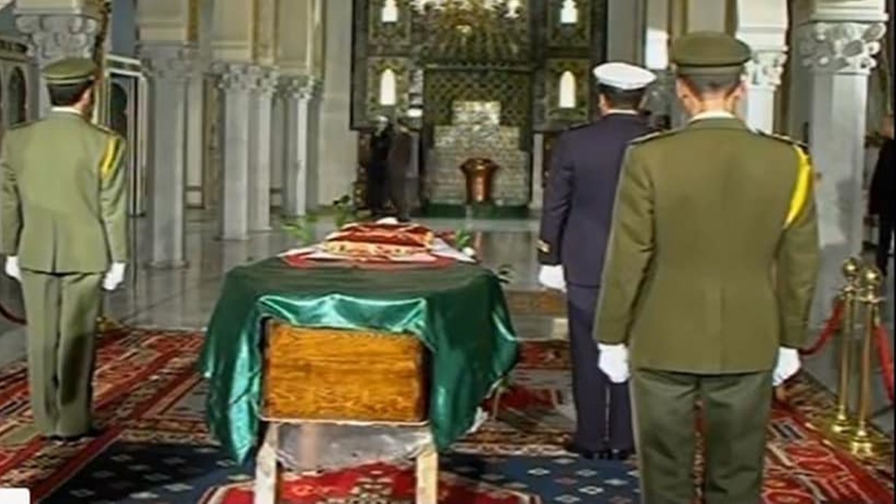 La dépouille de Gaïd Salah exposée au palais du peuple