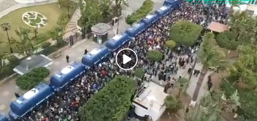 Vidéo | Une marée humaine déferle sur la grande poste