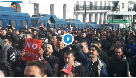 ? Vidéo | La grande poste fourmille de manifestants  