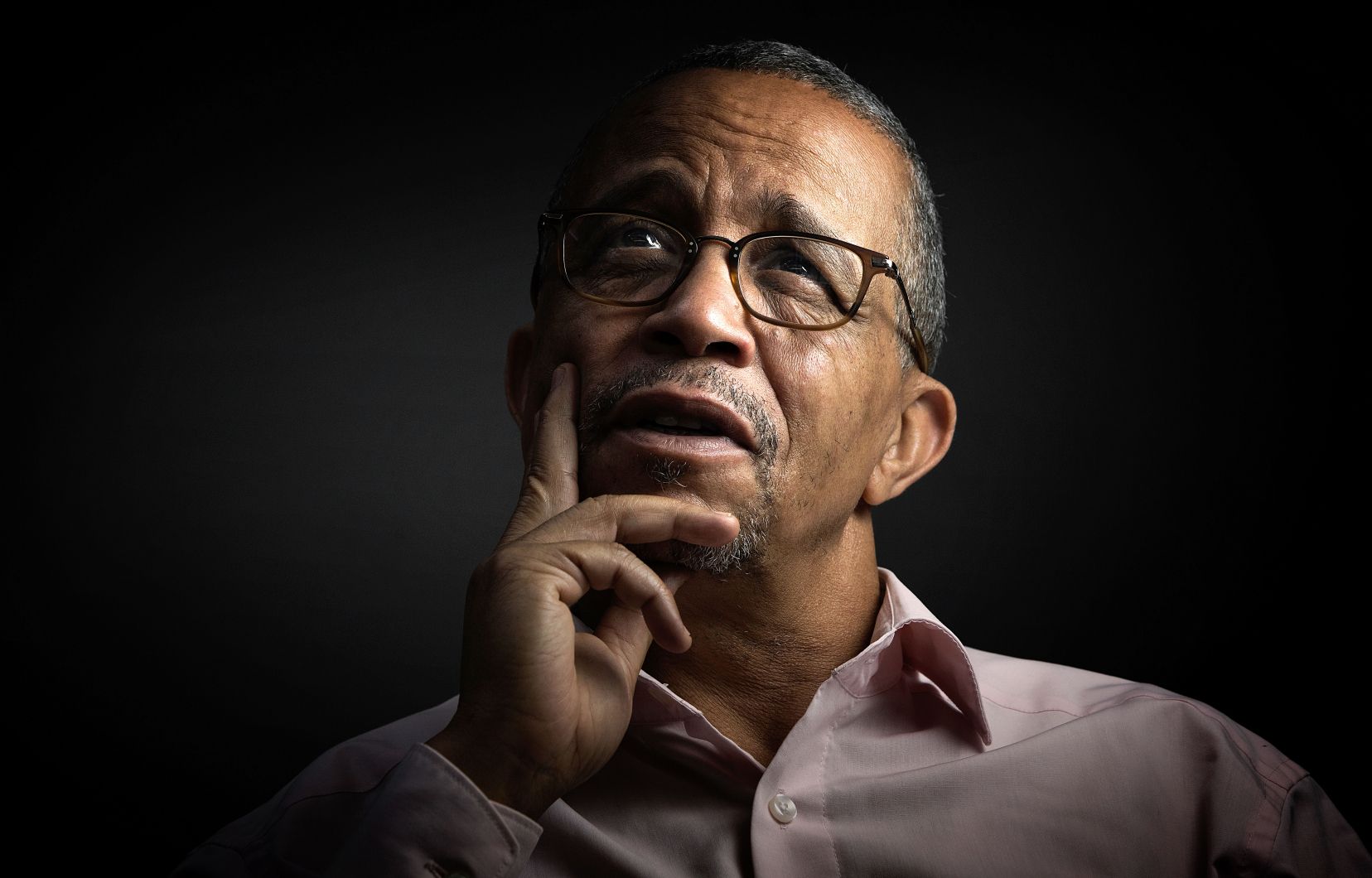 Yasmina Khadra dénonce et condamne la répression des manifestants en Algérie