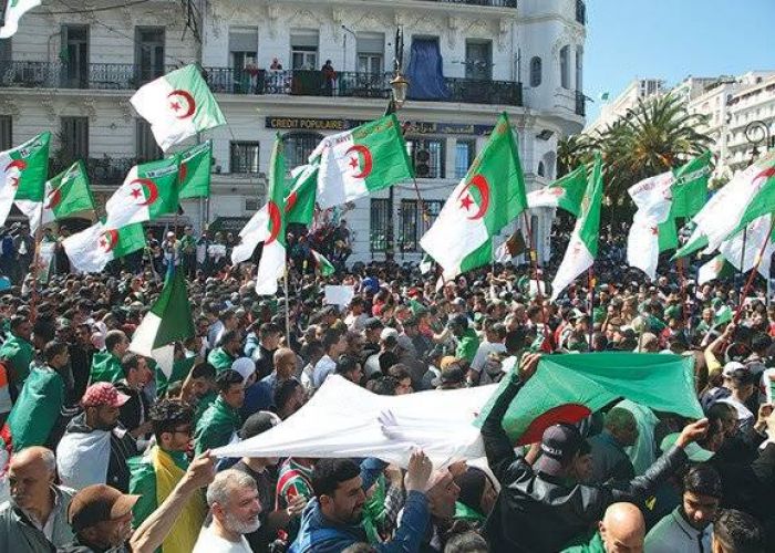 Des activistes du Hirak appellent au maintien du mouvement pacifique