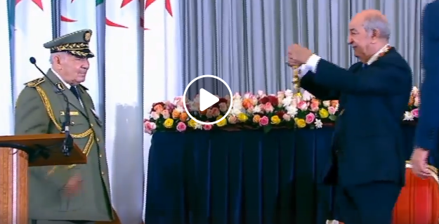 Vidéo | Tebboune décerne la médaille de l’Ordre de mérite national à Bensalah et Gaid Salah