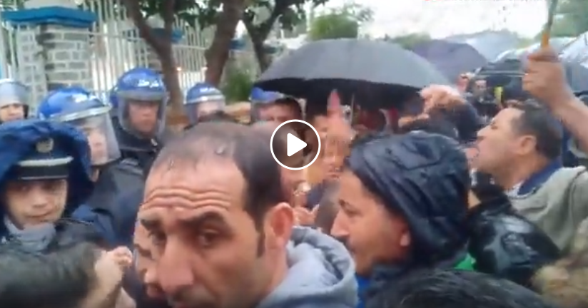 Rassemblement de protestation devant le commissariat central de Béjaïa