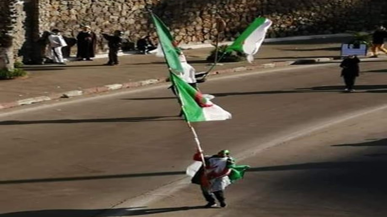 CNLD: « Le porteur de drapeau » relaxé par la cour d’appel d’Oran
