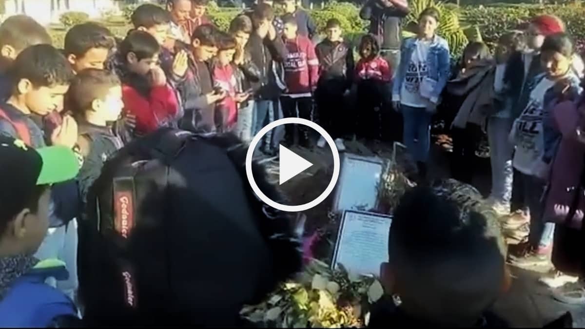 Des écoliers emmenés en excursion pour se recueillir sur la tombe de Gaïd Salah