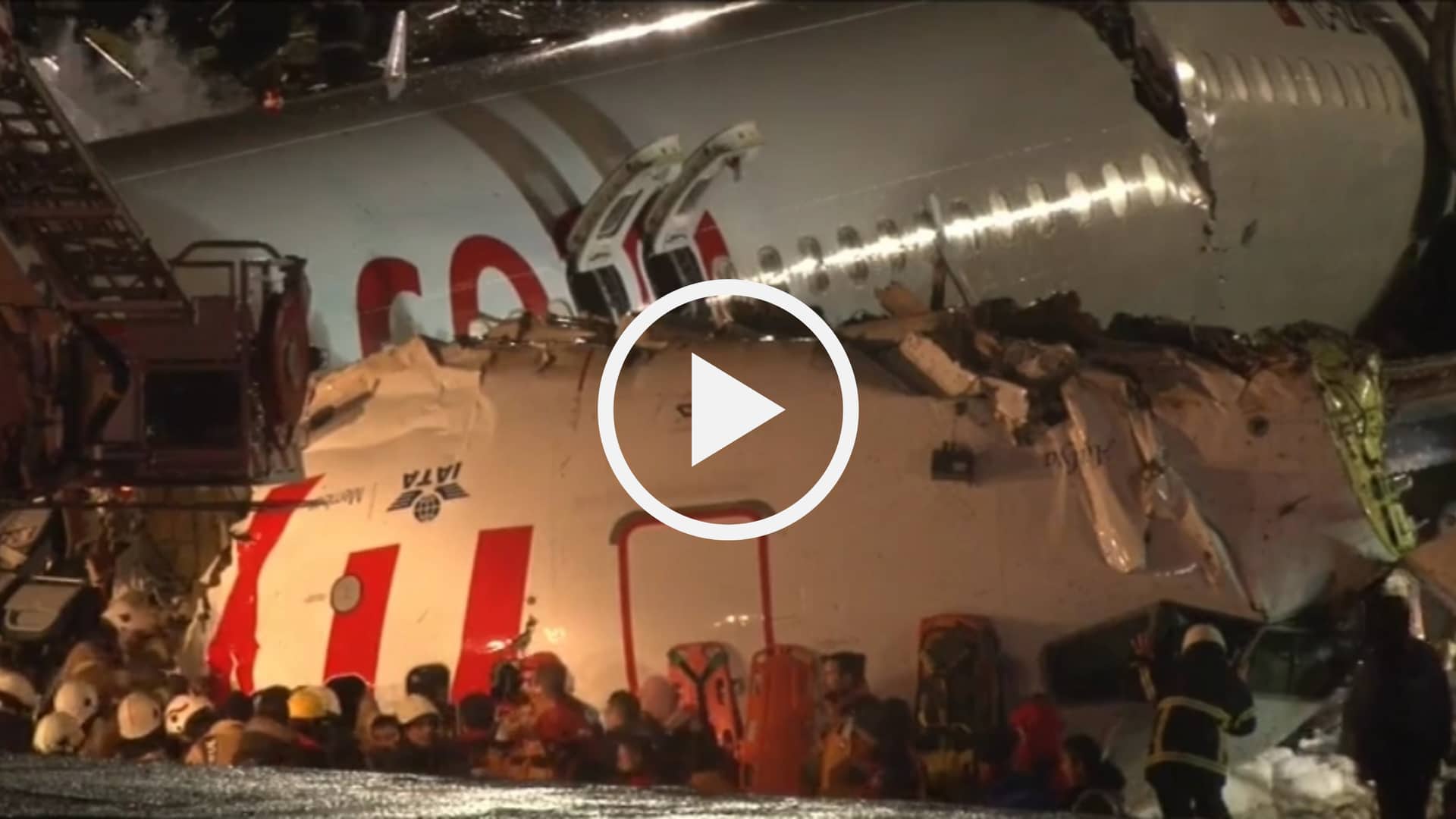 Turquie : Des images impressionnantes, un avion prend feu sur la piste d’atterrissage