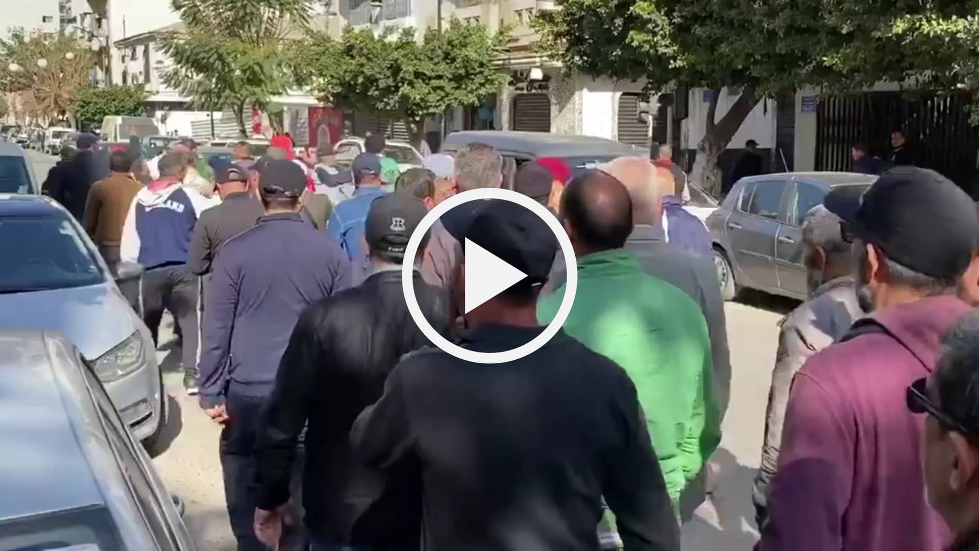 Les premiers manifestants du 51e Vendredi sont déjà dans la rue à Alger