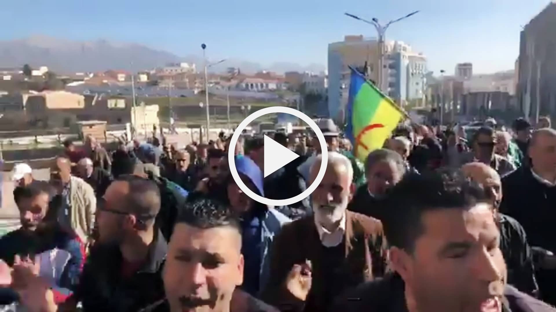 51e mardi : Imposante marche du Hirak à Bouira