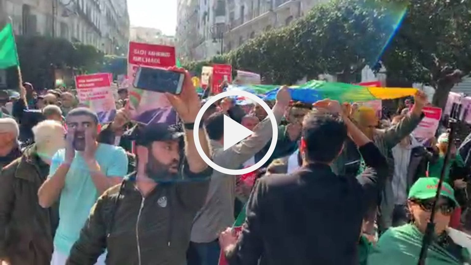 Des milliers d&rsquo;Algériens dans la rue pour le 52e vendredi