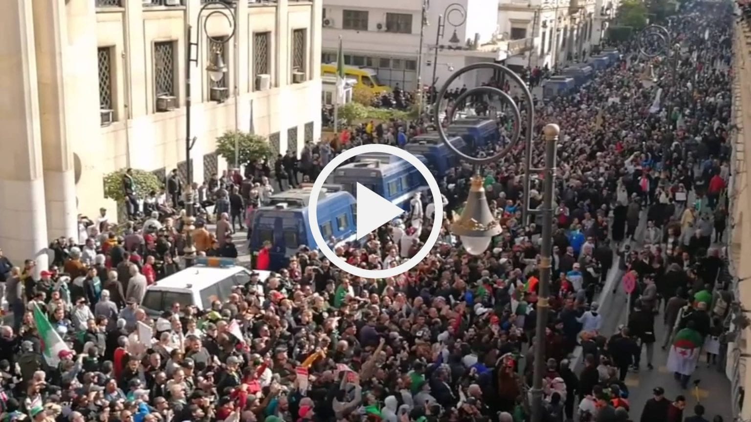 Vidéo | La rue Asselah Hocine est « pleine à craquer »