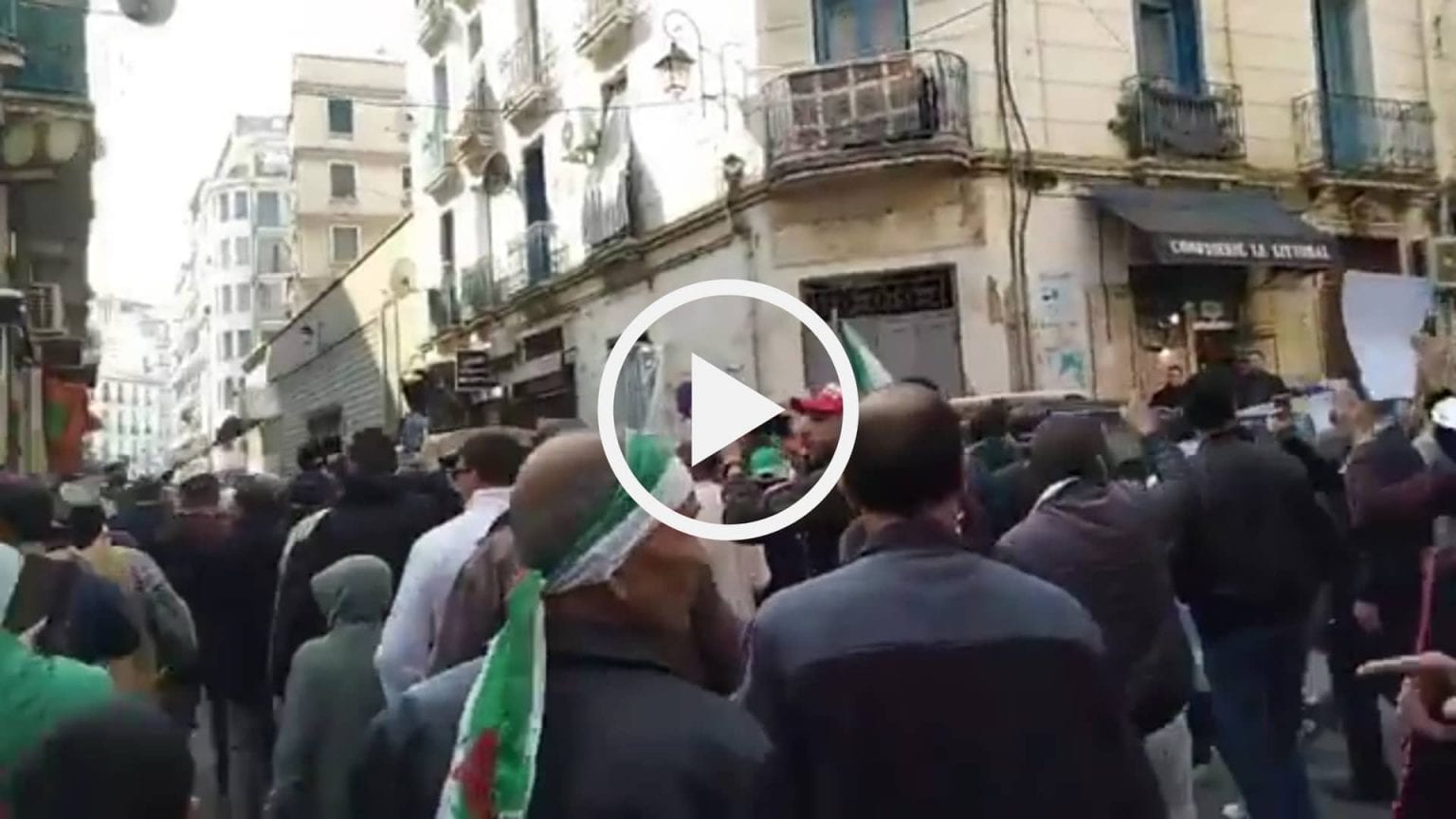 Les manifestants à Alger rendent hommage au procureur qui a plaidé en faveur des Hirakistes
