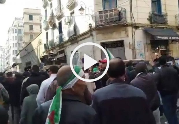 Les manifestants à Alger rendent hommage au procureur qui a plaidé en faveur des Hirakistes
