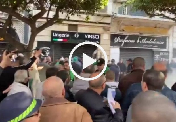 La police fait usage d’une bombe assourdissante pour disperser les manifestants à Alger