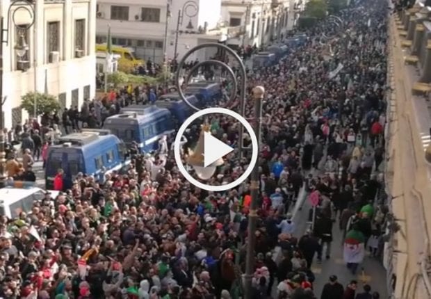 Tsunami humain à Alger pour le 54e vendredi du Hirak