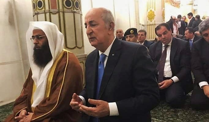 Photos | Tebboune accomplit la prière dans la Mosquée du Prophète