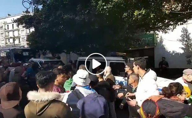Vidéo | interpellation d’un manifestant en possession de l’emblème amazigh