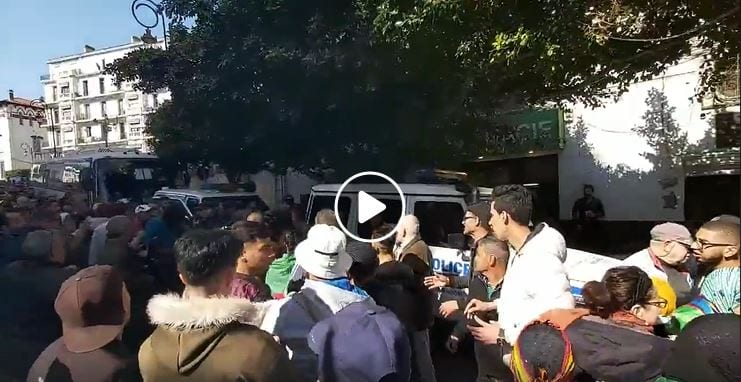Vidéo | interpellation d’un manifestant en possession de l’emblème amazigh