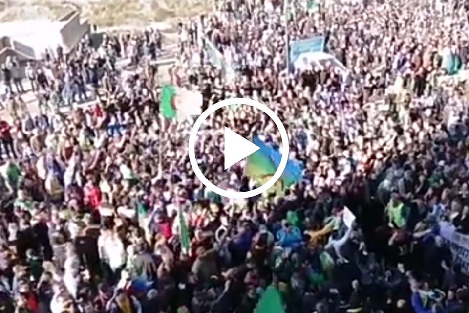 Vidéo | Marée humaine à Kharrata pour la célébration du premier anniversaire du Hirak