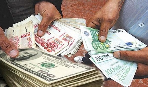 L&rsquo;euro et le dollar en baisse au marché noir de devises