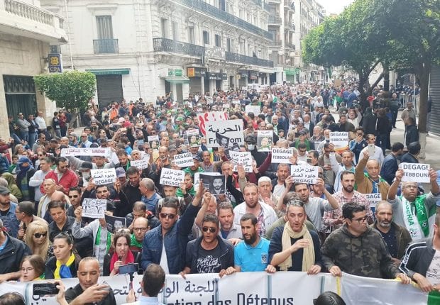 56e vendredi :  Impressionnante marée humaine à la rue Didouche Mourad