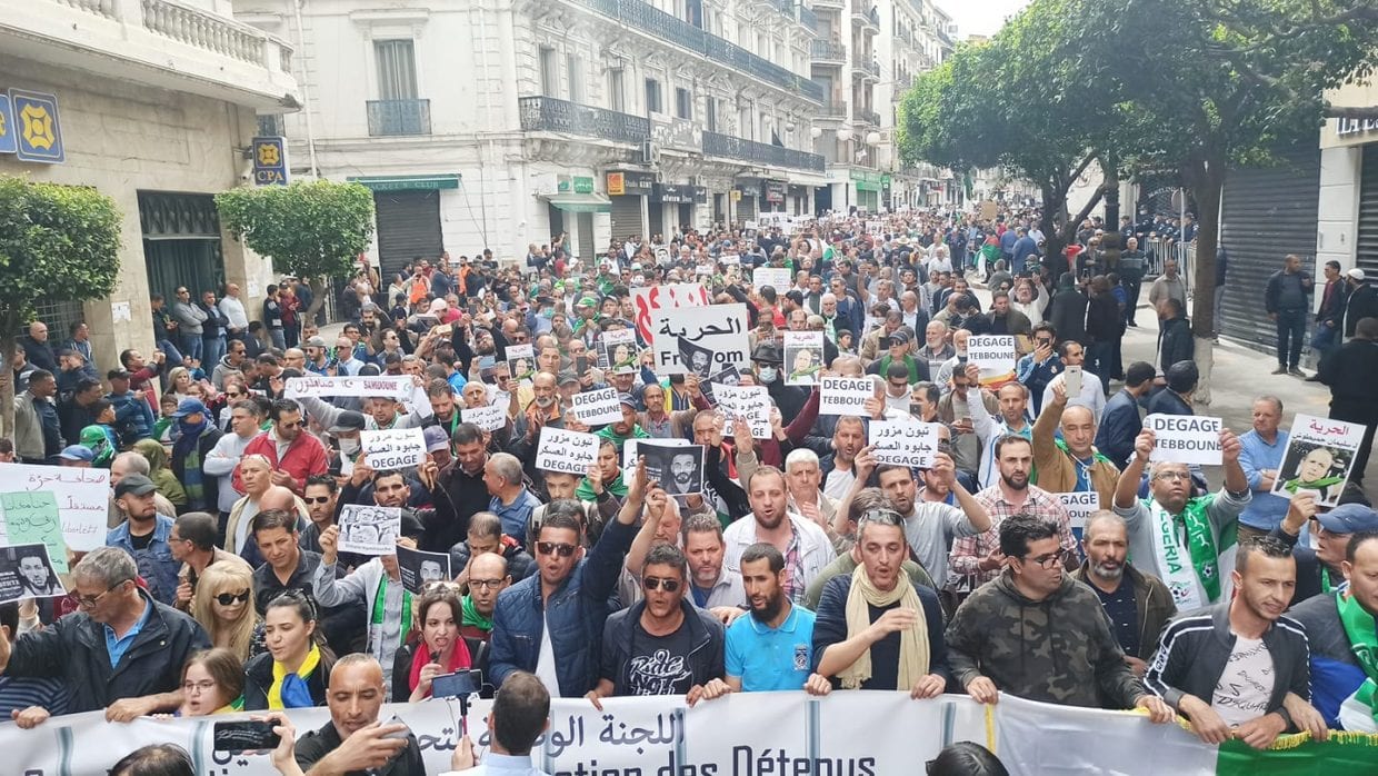 56e vendredi :  Impressionnante marée humaine à la rue Didouche Mourad