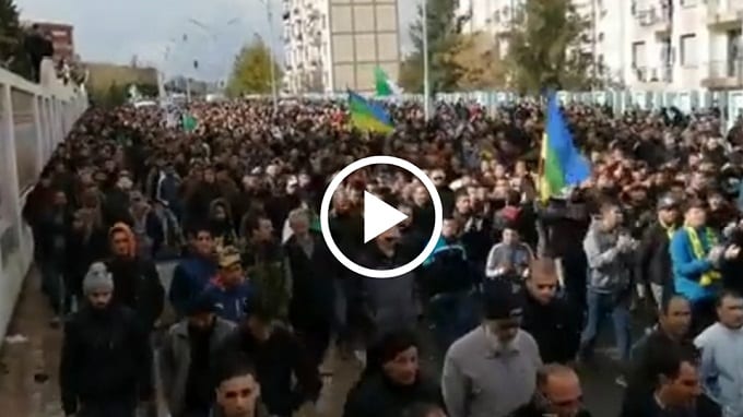 Vidéo | Grande marche des étudiants et de la société civile à Bouira pour le 55e mardi