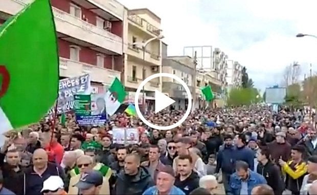 Vidéo | Raz de marée humain à Bouira pour ce 55e vendredi du Hirak