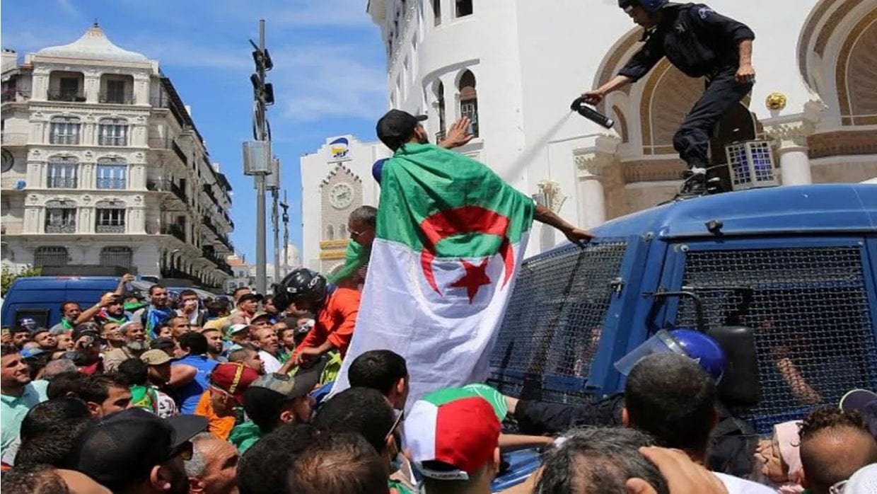 5 ans de prison ferme requis pour avoir poussé un policier du haut du camion de la Sûreté