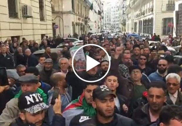 Procès Karim Tabbou : Impressionnante mobilisation devant le tribunal Sidi M’hamed (vidéo)
