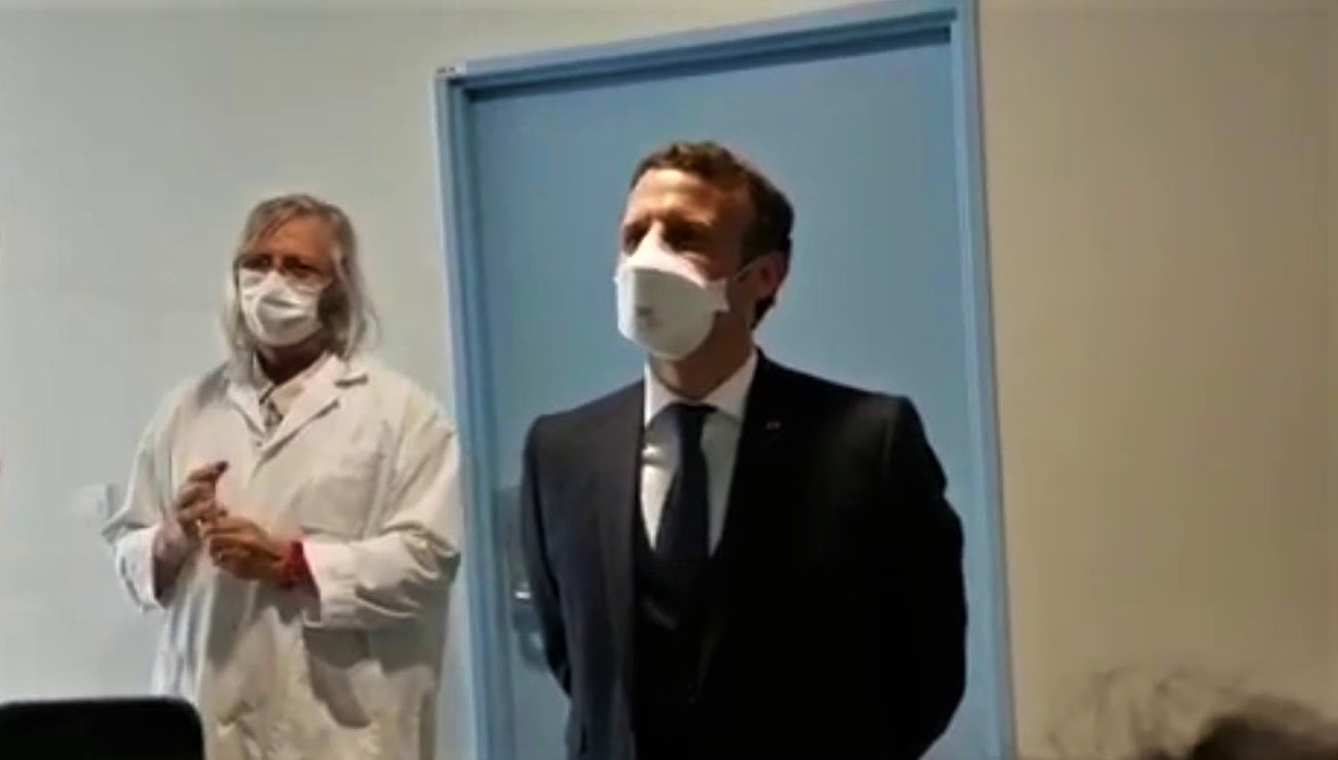 Macron rend visite à Didier Raoult et tombe sur une algérienne (Vidéo)