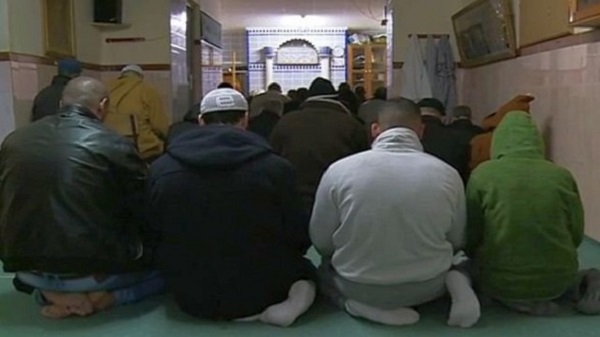 Mascara : Des garages transformés en salles de prière pour « les Tarawih »